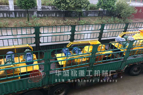 三臺對輥機一起發往葫蘆島